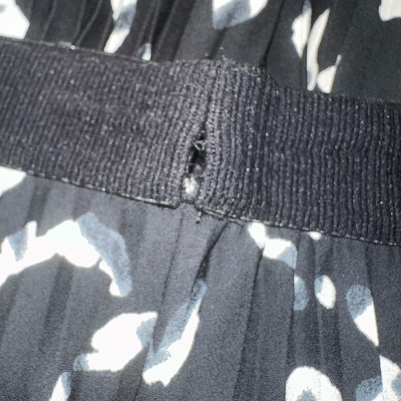 H&M Animal Print Pleated Skirt. Size 6. - Picture 6 of 6